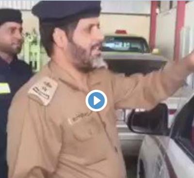 بالفيديو: ضابط سعودي يستعرض كيفية فتح باب السيارة عند نسيان مفتاحها دون إحداث اضرار فيها 