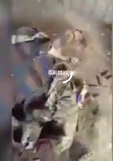 بالفيديو: مقاتلي الجيش السعودي يلقنون احد جنود الحوثيين الشهادة وهو يحتضر في سكرات الموت