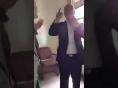 اليمن: دكتورة تنفجر غاضبة في وجه رئيس الجامعة المعين من الحوثيين ومسلح حوثي يهددها بالسلاح (فيديو)