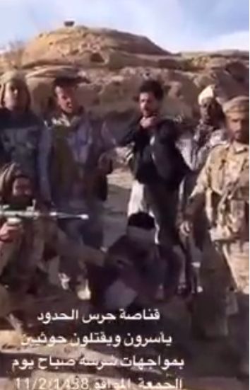 سعوديون ينشرون لقطات لـ "قناص" حوثي بعد أسره في الحدود (فيديو)
