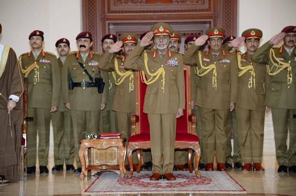 في أول ظهورٍ علنيّ منذ عام  سُلطان عُمان يحضر عرضاً عسكرياً«فيديو+صور» 