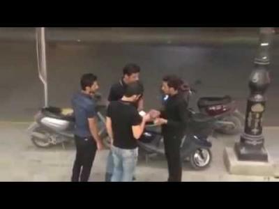 عراقي يضرب سعودي بالعراق شاهد ردة فعل المارة “فيديو”