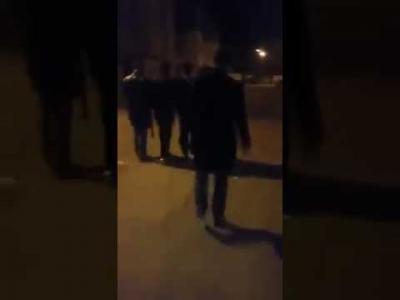 عاق والديه يعتدي على والده بطريقة وحشية ويحاول ذبحه أمام المارة “فيديو”