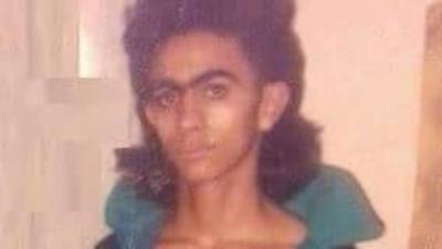 سخرية من صورة لـ”تامر حسني” في مرحلة المراهقة تدفعه للردّ .. فماذا قال؟