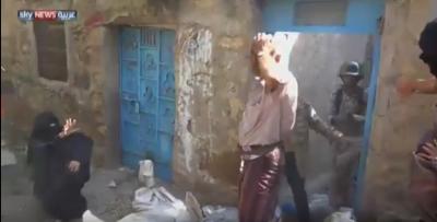 اليمن : شاهد بالفيديو لحظة انفجار لغم اثناء دخول العائلة لمنزلها بتعز ونجاة مراسلي قنوات اخبارية