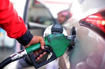 النفط يتراجع والسعودية ترفض حضور محادثات مع المنتجين