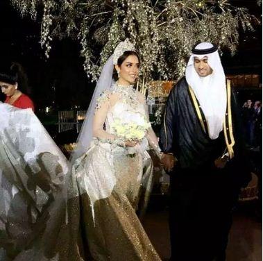شاهد بالفيديو: والدة الفنانة بلقيس تشعل حفل الزفاف برقصها على الزفة اليمنية