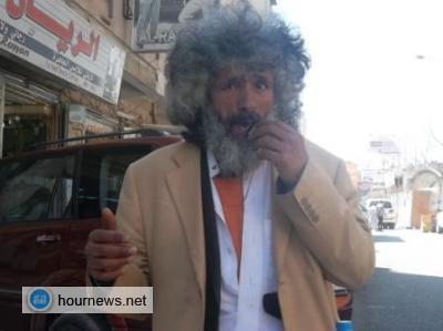 صورة رجل يقف دائما امام بوابة القصر الجمهوري شعاره (جنان يخارجك ولا عقل يحنبك)