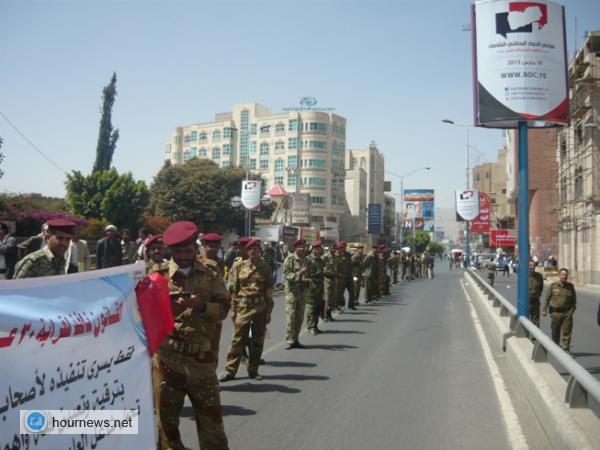 أدخنة وغازات وضرب بالهراوات خلفت تسعة جرحي في تظاهرة المحتجين العسكريين أمام مكتب رئاسة الجمهورية