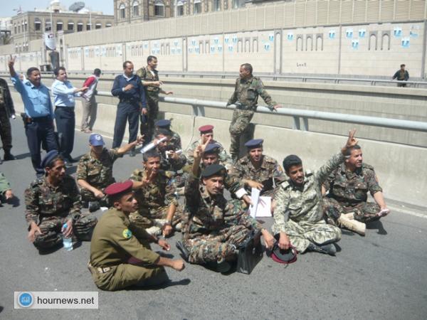 أدخنة وغازات وضرب بالهراوات خلفت تسعة جرحي في تظاهرة المحتجين العسكريين أمام مكتب رئاسة الجمهورية