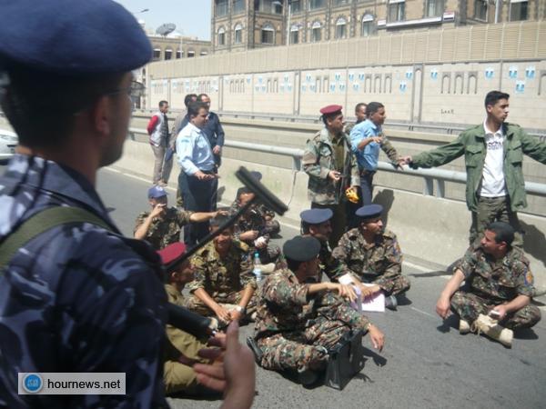 أدخنة وغازات وضرب بالهراوات خلفت تسعة جرحي في تظاهرة المحتجين العسكريين أمام مكتب رئاسة الجمهورية