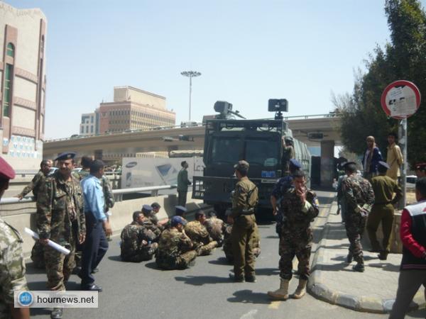 أدخنة وغازات وضرب بالهراوات خلفت تسعة جرحي في تظاهرة المحتجين العسكريين أمام مكتب رئاسة الجمهورية