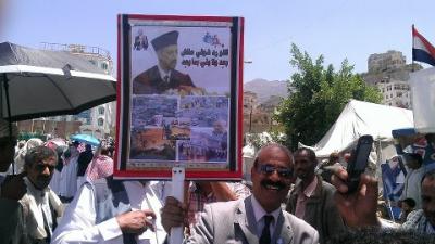 خطيب الجمعة في ساحة الحرية مخاطبا محافظ تعز :اما اعتدلت او اعتزلت فان للصبر حدود وان للثورة لجنود