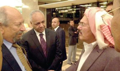  صالح يمارس أنشطة سياسية في الرياض و يلتقي مع إعلاميين وسياسيين مصريين مناهضين لرئاسة مرسي 