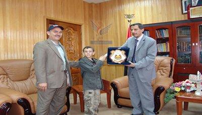 وزير التربية يكرم الطالب خطاب البحري الفائز بجائزة بوابة مكتب التربية لدول الخليج