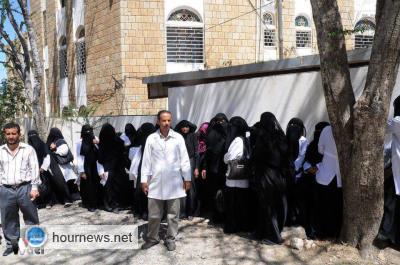 تعز : ابن مدير مديرية يستعين بمسلحين لإغلاق مركز 14 أكتوبر الطبي بسبب بوفية