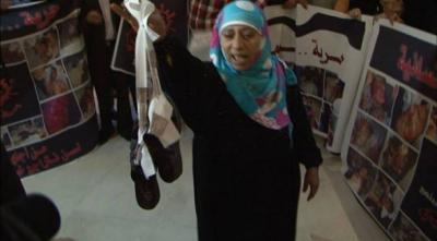  أكاديمية ترفع حذاءها في وجوه أعضاء بالحوار فمنحها صالح عشرة ملايين ريال 
