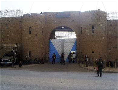 تنفيذا لتوجيهات الرئيس هادي   النائب العام يوجه بالأفراج عن 333 سجينا معسرا في عموما محافظات الجمهوريه.