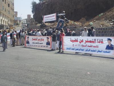 محتجون أمام منزل وزير الدفاع يطالبون بتنفيذ القصاص من قتلة نائب قائد اللواء ١٨٠دفاع جوي بمارب منذ عام