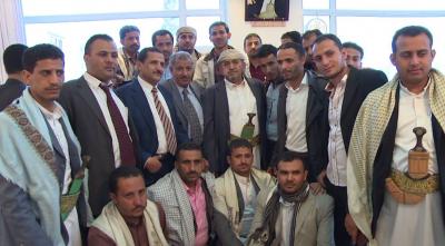 وفد من المحامين يزور الشيخ صادق الأحمر ويعتبر  اقتحام المنازل جرائم لا تقرها القوانين ولا الأعراف