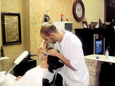 حلاق مصري في مكة  وحكايته مع شارب زبونه السعودي