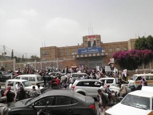 تعز : استمرار التظاهرات ، وشباب الثورة يمهلون "المشترك" وحكومة الوفاق أسبوعا لإقالة المحافظ ونوابه
