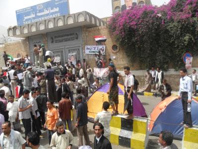 تعز.. النمر العربي يترنح بالحوبان ومطالبات بتطهير فساد بنك التسليف والمحافظ يعد برفع المظاهر المسلحة   