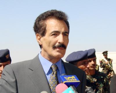 أحد أقارب وزير الداخلية السابق يهاجم مبنى «واجبات صنعاء» بمرافقة عدد من المسلحين والاطقم وقال انه سيكون مديراً للمكتب بأي طريقة «بهذا الوجه والا بالثاني»