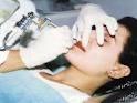 عامل يتنكر بزي إمرأة ويجري عمليات تجميل