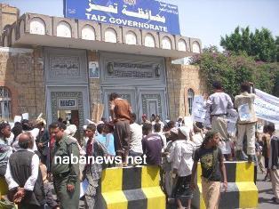 أبناء مديرية صبر الموادم بمحافظة تعز ينظمون مسيرة حاشدة مطالبين بإقالة محلي المديرية 