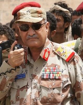 اللجان الشعبية تحاصر انتحارياً اضطر لتفجير نفسه في مكان خالٍ الجيش يحظر التجوال في مناطق بأبين ووزير الدفاع يشرف ميدانياً على القتال ضد القاعدة