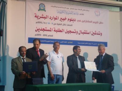  جامعة العلوم والتكنلوجيا تحتفل بتكريم المشاركين في دبلوم خبير الموارد البشرية   وتدشن استقبال وتسجيل الطلبة المستجدين للعام 2012- 1433هـ  