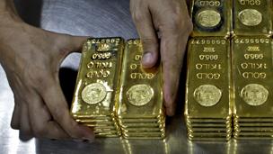 سعر الذهب ينخفض الى ادنى مستوى له منذ 30 عاما