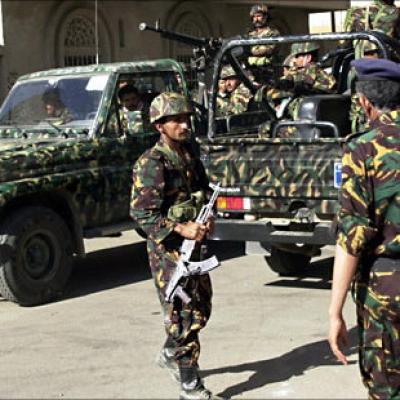  ثلاثة اطقم عسكرية تحاصر مسلحين داخل سوبر ماركت على خط المطار