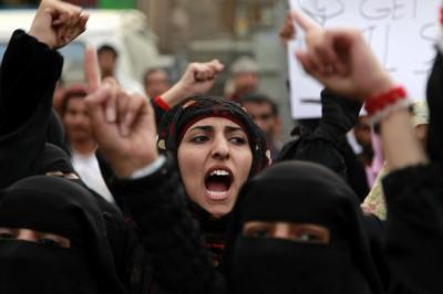 خروج العشرات من النساء لقطع الطريق العام صنعاء – عدن احتجاجا على انقطاع خدمة المياه