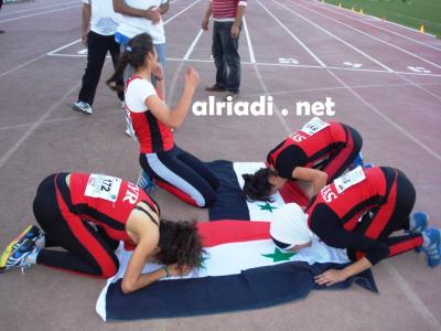 صورة مؤثرة للاعبات المنتخب السوري يجهشن بالبكاء فوق علم الوطن !!
