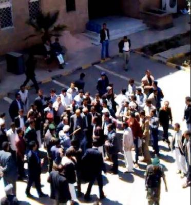 إحتجاز قيادي في مؤسسة الثورة من قبل الموظفين والقيادة توجه بـ(35) ألف دولار لشراء سيارة 
