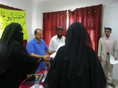 فرع شركة النفط بحضرموت يكرم  عدد من موظفيه 