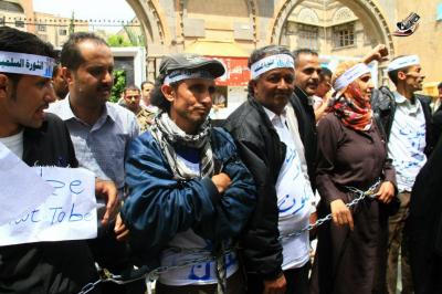 بحاجز بشري جرحى الثورة يمنعوا البرلمانيين من دخول المجلس