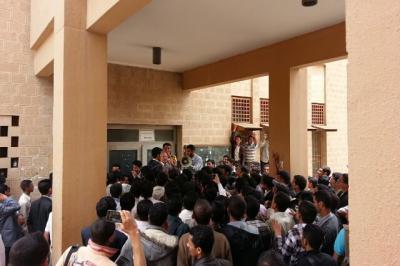 طلاب الهندسة يستنكروا كذب الصحافة ويؤكدوا استمرار احتجاجهم حتى تتحقق مطالبهم