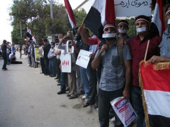 ثائرين يمنيين يقيمون وقفت صمت أمام مقر الجامعة العربية بالقاهرة 