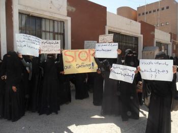 اعترضن شاحنة محملة قبل خروجها تنهب محتويات سكنهن طالبات السكن الطلابي بجامعة صنعاء يطالبن بإقالة مديرة السكن ويتهمنها بالفساد