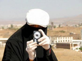 لقبوها بفتاة المسيرات..مصورة تجتاز عوائق الأنوثة وتصور كل مسيرات الثورة بكاميراء صغيرة