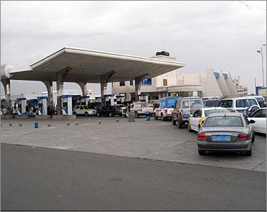 لعبة المشتقات النفطية.. محاكاة يمنية للسيناريو المصري