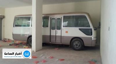 فضيحة فساد كبيرة : باص صندوق الشباب والنشئ بمحافظة المحويت موجود في حوش بصنعاء معروض للبيع وهل هذا بعلم المحافظ ( صورة ) 