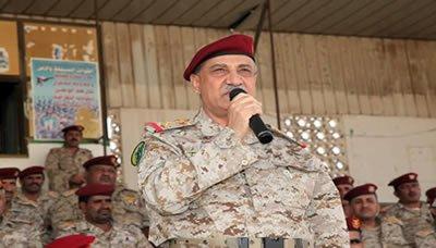 زار قيادة المنطقة ووعد بإعادة جاهزية اللواء 310: وزير الدفاع يشيد بمناقب الشهيد القشيبي واعترف بوجود خيانة وتشكيل لجنة تحقيق 