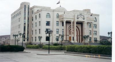 نيابة السجن المركزي بصنعاء تلقي القبض على احد السجناء بعد هروبه اثناء اخراجه للعلاج 