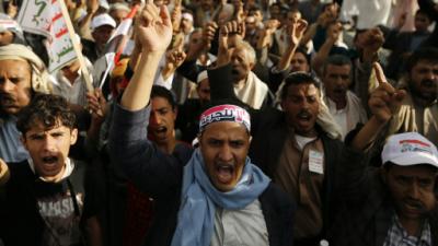 BBC   : الحوثيون يصعدون احتجاجهم بالاعتصام قرب مطار صنعاء