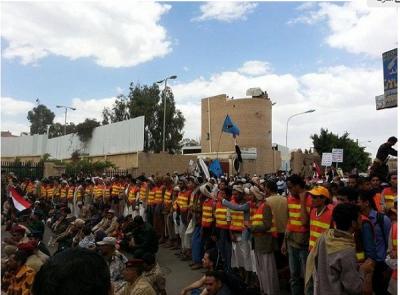 استكملوا إسقاط محافظة صنعاء وقضموا شمال العاصمة ويتأهبون للانقضاض على جنوبها.. الحوثيون يواصلون معركة إسقاط العاصمة ويتجاهلون" قيصرية" الرئيس