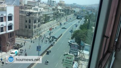 الصورة تتكلم عن جرعة الحوثي المرفوضة شعبيا  : شاهد الإعداد الحقيقة التي أقدمت على قطع شارع الزبيري بصنعاء اليوم وبدعم وتواطؤ من قوات الأمن والشرطة والمرور 